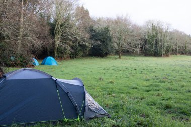 Hayatta kalma kursu, kırsal kesimde kamp, çadırlar.