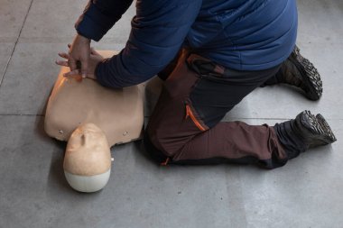 Manken kullanarak kardiyopulmoner resüsitasyon (CPR) eğitim kursu. Acil durum teknikleri, ilk yardım.