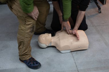 Manken kullanarak kardiyopulmoner resüsitasyon (CPR) eğitim kursu. Acil durum teknikleri, ilk yardım.