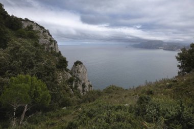 Punta del Leon, Faro del Caballo deniz fenerinin yanında, Cantabria.