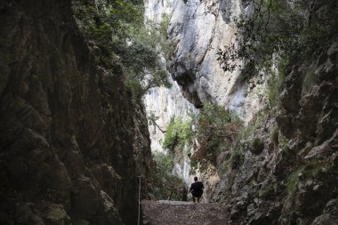 Faro del Caballo yolunda bir kişi yürüyor. Doğanın merdivenleri.
