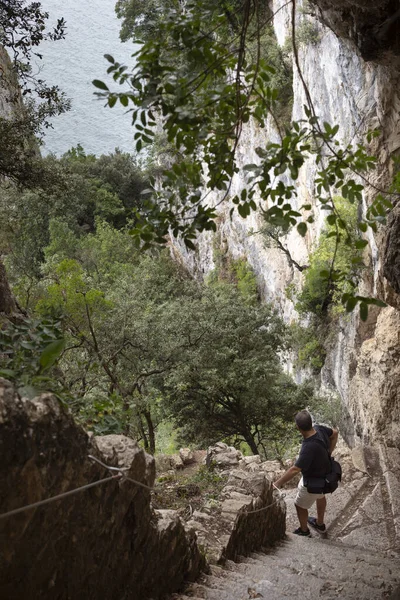 Faro del Caballo yolunda bir kişi yürüyor. Doğanın merdivenleri.