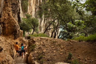 Bir grup insan Faro del Caballo yolunda yürüyor. Doğanın merdivenleri.