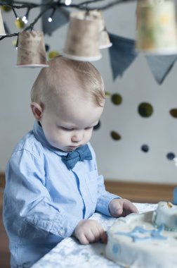 Şirin komik bebek çocuk onun doğum günü partisi.