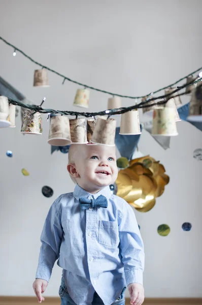 Schattige happy babyjongen op zijn verjaardagsfeestje. — Stockfoto
