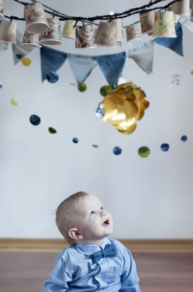 Menino feliz no chão — Fotografia de Stock