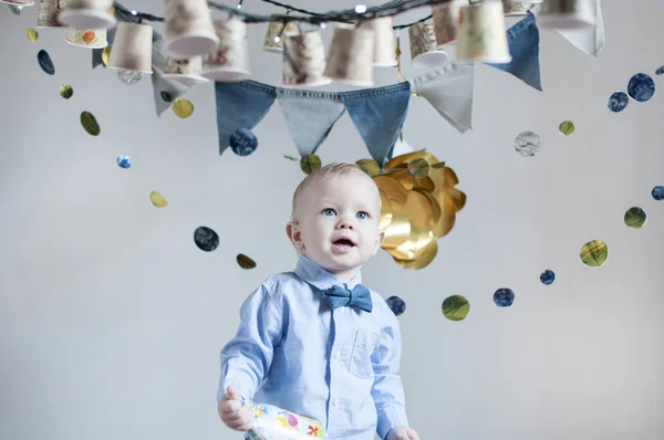 Terkejut bayi laki-laki merayakan ulang tahunnya — Stok Foto