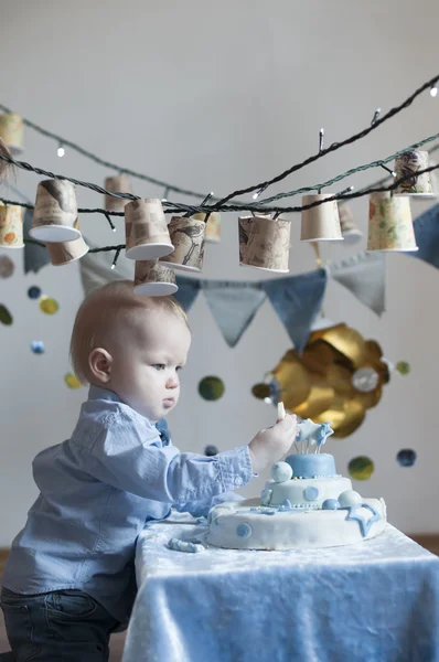 Carino bambino con torta — Foto Stock