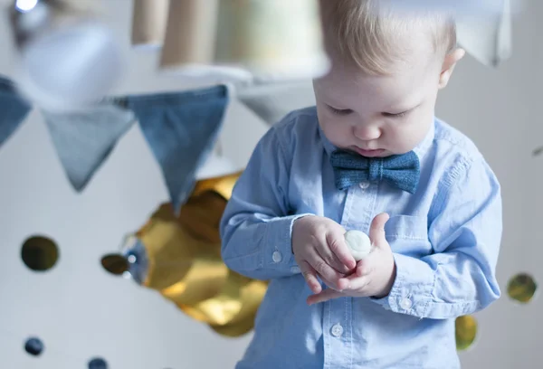 Schattige babyjongen met snoep bal. — Stockfoto