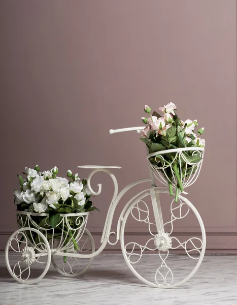 Bicicleta com uma cesta de flores rosas para gaden decoração — Fotografia de Stock