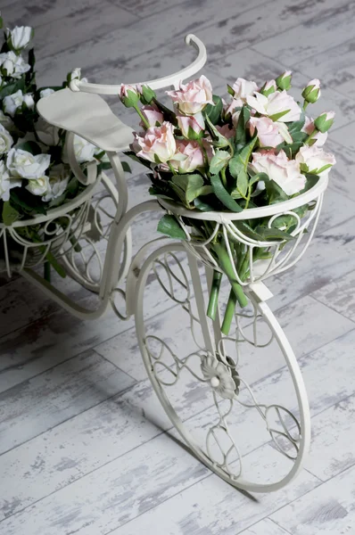 Zahradní bílé kolo s košíkem květů růží — Stock fotografie