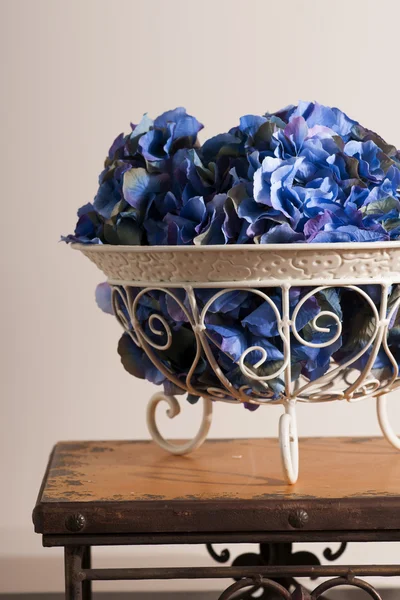 Květy modré hortenzie v okázale kovové kované váza — Stock fotografie