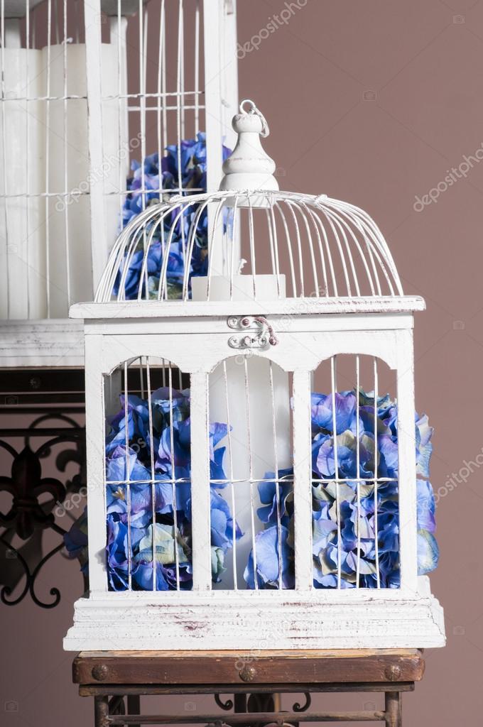 Cages à Oiseaux En Bois Blanc Avec Hortensias Bleus