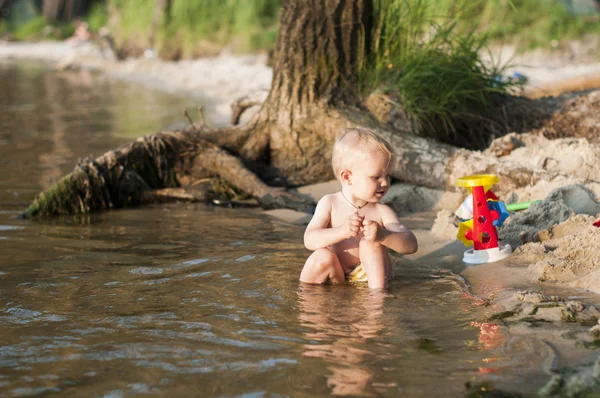 Anak mandi di sungai — Stok Foto