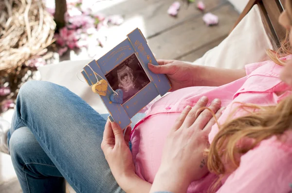 Zwangere vrouwen met echtgenoot — Stockfoto