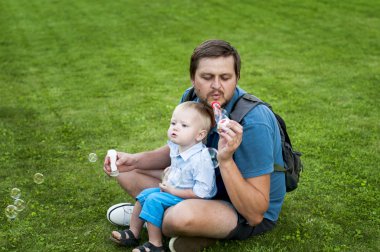 Baba ve oğul bir sabun köpüğü üfleme