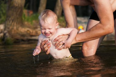 Nehirde Yüzme baba ile oğlu.