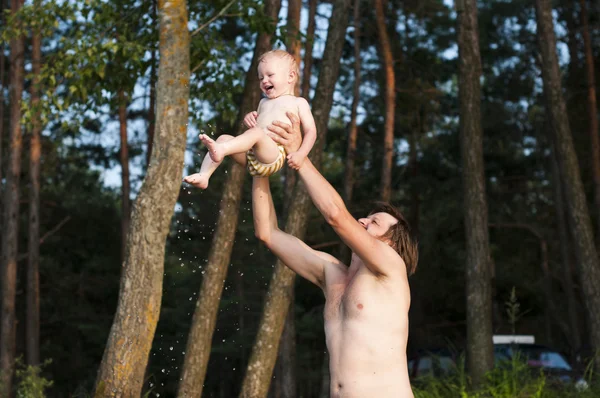 Zoon met vader zwemmen in de rivier. — Stockfoto