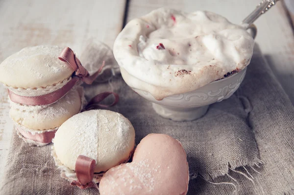 Dia dos Namorados Cupcake com xícara de Cappuccino Coffe — Fotografia de Stock