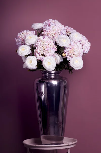 Kytice růží a hortenzie ve váze — Stock fotografie