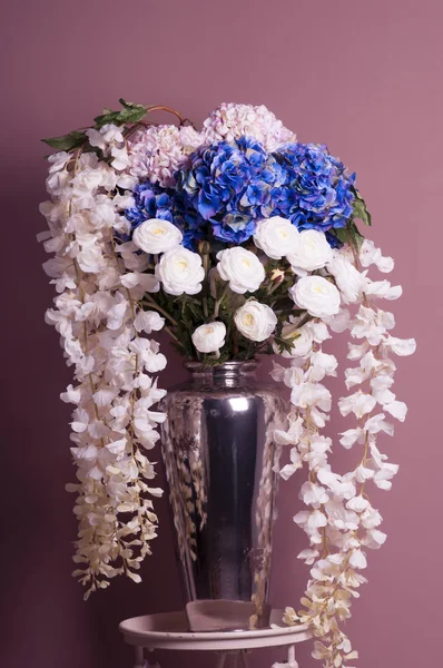 Detail kytici růží a hortenzie ve váze — Stock fotografie
