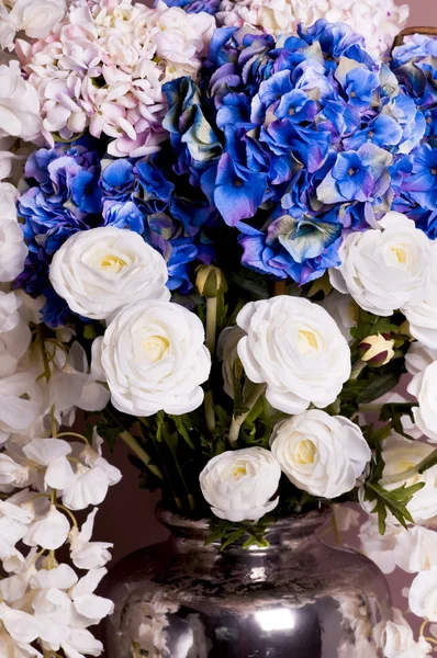 Close-up of a bouquet of roses and hydrangea in a vase — Stock Photo, Image