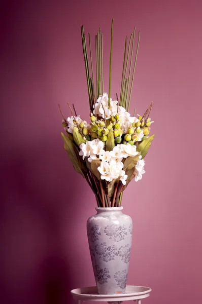 Kytice bílých orchidejí ve váze — Stock fotografie