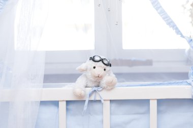 Yumuşak oyuncak koyun kreş.