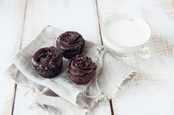 Schokoladenmuffins mit Sahne in Form von Rosen — Stockfoto