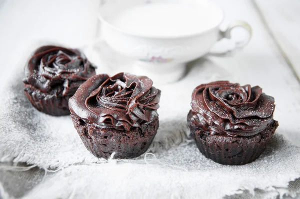 Magdalenas de chocolate decoradas con crema en forma de rosas — Foto de Stock