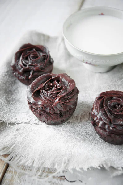 Magdalenas de chocolate decoradas con crema en forma de rosas — Foto de Stock