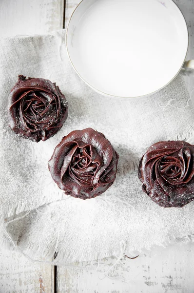 Muffins de chocolate decorados com creme na forma de rosas — Fotografia de Stock