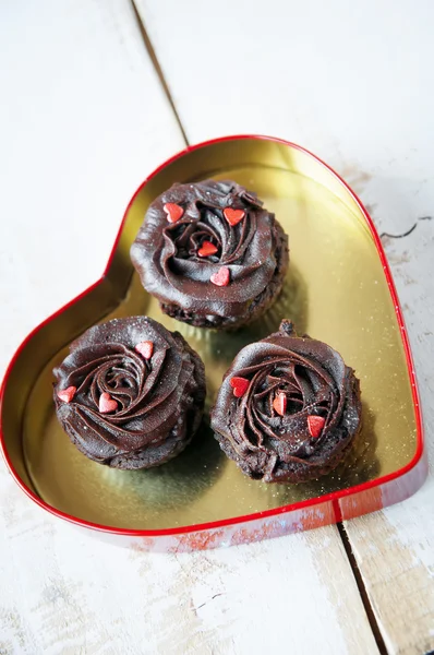 Día de San Valentín cupcake de chocolate decorado con crema en el — Foto de Stock