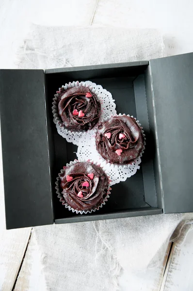 Bolo de chocolate Dia dos Namorados decorado com creme no — Fotografia de Stock