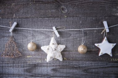 Ahşap adam üzerinde asılı Noel gingerbread yıldız kurabiye