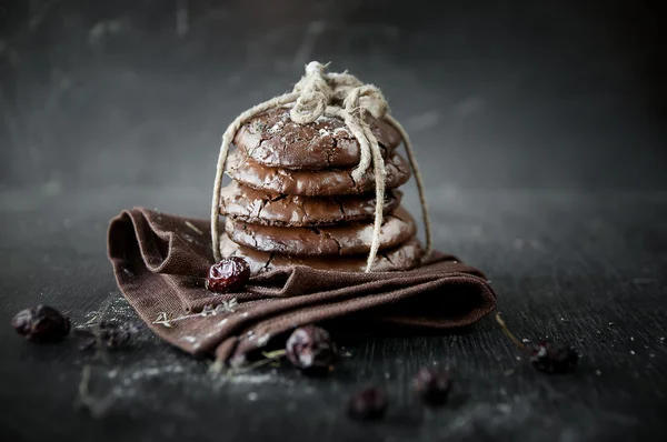 Galletas de chispas de chocolate en servilleta marrón . — Foto de Stock