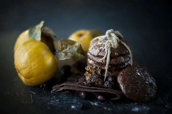 Biscoitos de chocolate e marmelo fresco no fundo desfocado — Fotografia de Stock