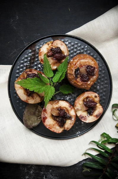 Membrillo al horno con mermelada de fresa sobre fondo de madera . — Foto de Stock