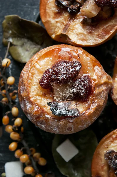 Membrillo al horno con mermelada de fresa sobre fondo de madera . — Foto de Stock