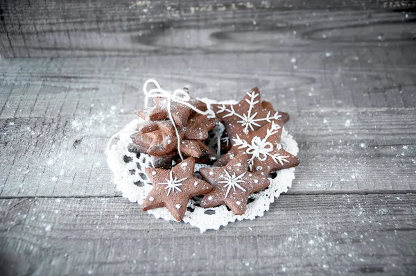 Μελόψωμο cookies αστέρι διακοσμημένα για τα Χριστούγεννα σε ξύλινα backg — Φωτογραφία Αρχείου