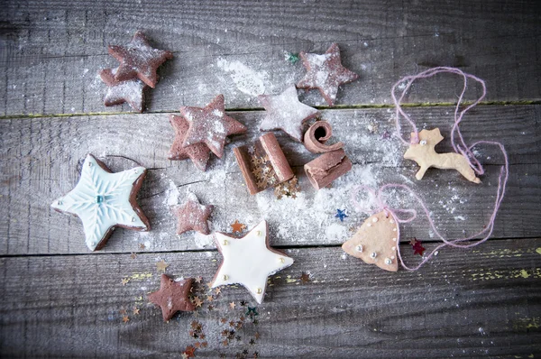 Μελόψωμο cookies αστέρι διακοσμημένα για τα Χριστούγεννα σε ξύλινα backg — Φωτογραφία Αρχείου