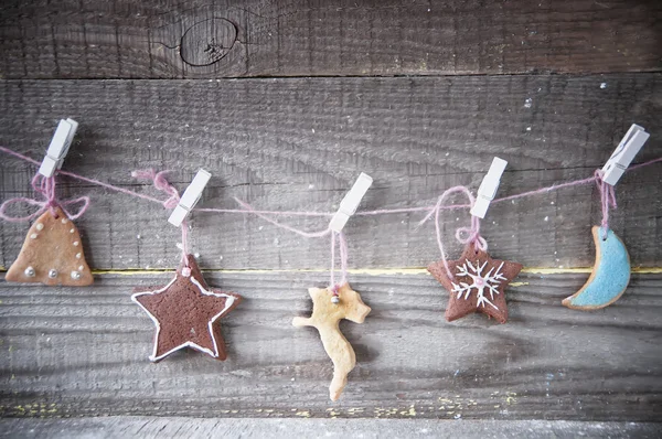 Χριστούγεννα μελόψωμο cookies που κρέμεται πάνω από το ξύλινο, παρασκήνιο. — Φωτογραφία Αρχείου