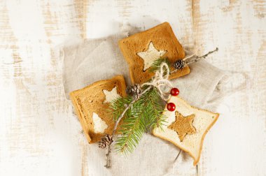 Noel kahvaltı. Dilim tost ekmeği ahşap kurullarında. 