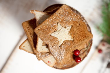 Chrismas kahvaltı - dilim tost ekmeği ahşap güdük üzerinde. 