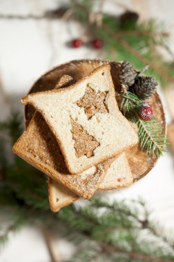 Chrismas kahvaltı - dilim tost ekmeği ahşap güdük üzerinde. 