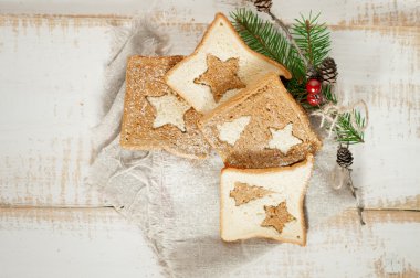 Chrismas kahvaltı. Dilim tost ekmeği ahşap kurullarında.