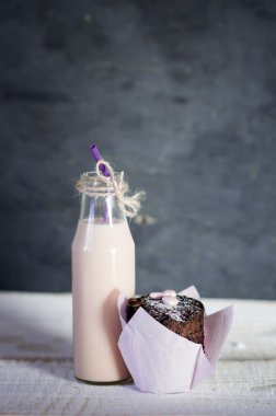 Retro şişe pembe süt kokteyl ve çikolatalı kek ile.