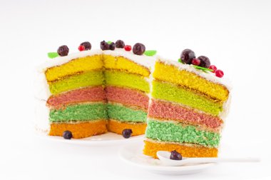 Gökkuşağı kek kiraz üstünde belgili tanımlık tepe ile dekore edilmiş.