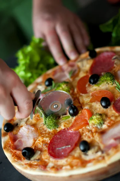 Homemade hot pizza with  salami, bacon, broccoli — Stock Photo, Image