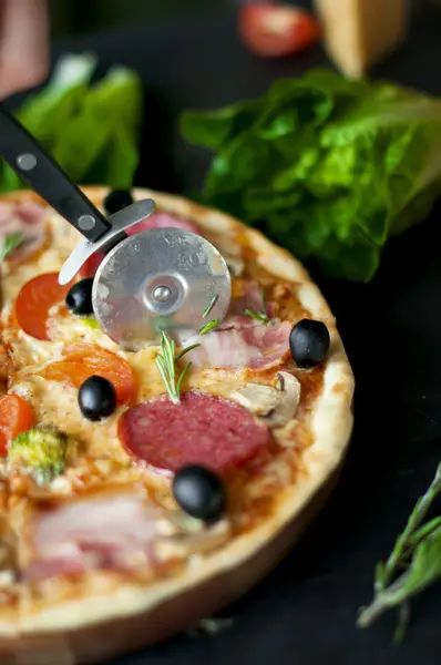 Homemade hot pizza with  salami, bacon, broccoli — Stock Photo, Image